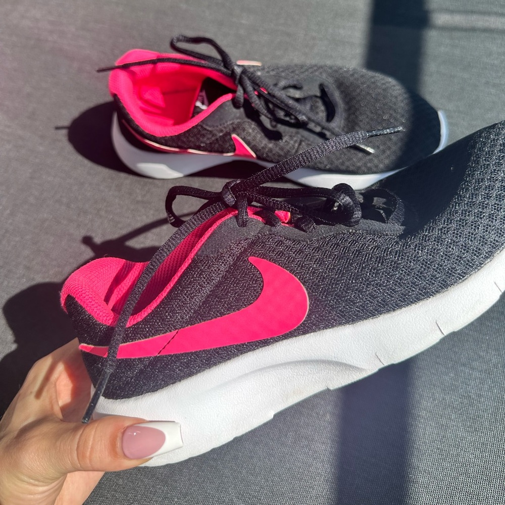 Nike Tanjun Girls Sneaker HYPER Pink-  Size 5